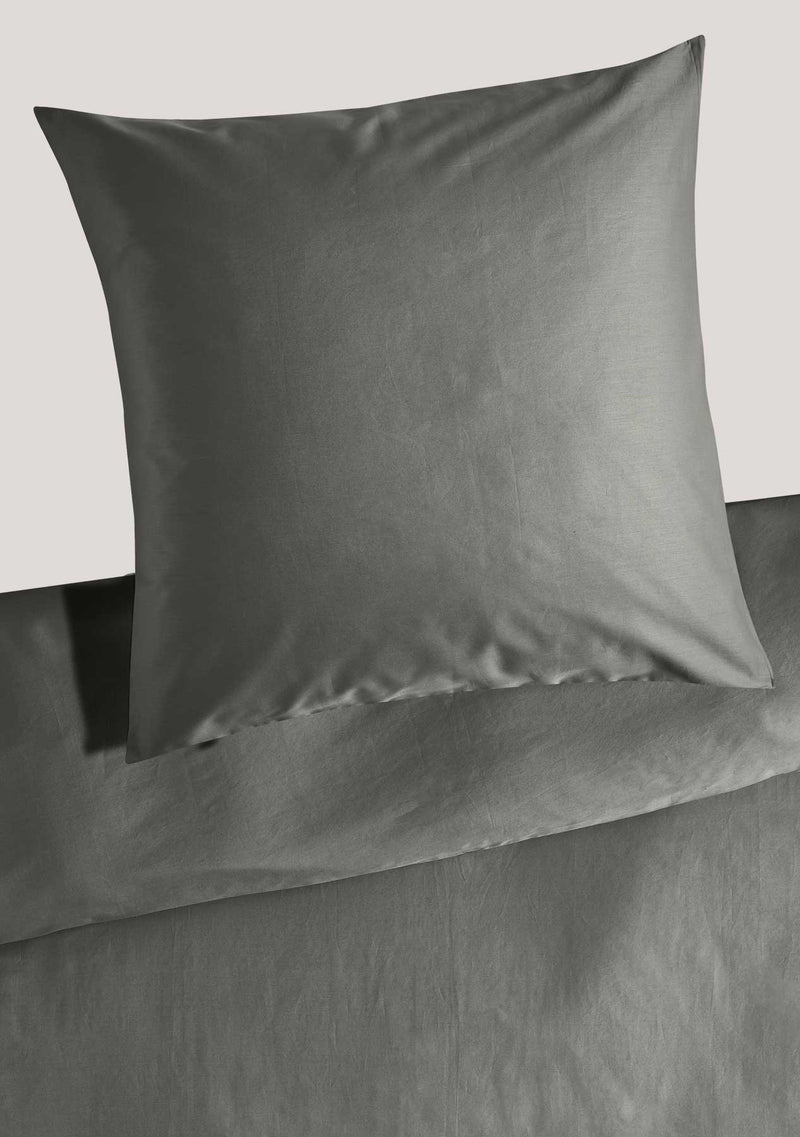 Precious plain satin bed linen with zipper